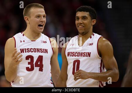 6 novembre 2018 : la garde des Badgers du Wisconsin Brad Davison #34 et la garde des Badgers du Wisconsin D'Mitrik Trice #0 sont toutes souriantes pendant le match de basket-ball de la NCAA entre les Coppin State Eagles et les Badgers du Wisconsin au Kohl Center de Madison, WISCONSIN. Le Wisconsin bat Coppin State 85-63. John Fisher/CSM(image de crédit : &copy ; John Fisher/CSM via ZUMA Wire) Banque D'Images
