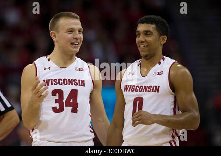 6 novembre 2018 : la garde des Badgers du Wisconsin Brad Davison #34 et la garde des Badgers du Wisconsin D'Mitrik Trice #0 ouvrent la saison avec une victoire lors du match de basket-ball de la NCAA entre les Coppin State Eagles et les Badgers du Wisconsin au Kohl Center de Madison, WISCONSIN. Le Wisconsin bat Coppin State 85-63. John Fisher/CSM(image de crédit : &copy ; John Fisher/CSM via ZUMA Wire) Banque D'Images