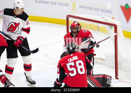 6 novembre 2018 : le gardien de but des sénateurs d’Ottawa Mike McKenna (33) fait une halte de blocage tandis que Brian Boyle (11) et Maxime Lajoie (58), les Devils du New Jersey, regardent le match de la LNH entre les Devils du New Jersey et les sénateurs d’Ottawa au Centre Canadian Tire à Ottawa, Canada. Daniel Lea/CSM(image de crédit : &copy ; Daniel Lea/CSM via ZUMA Wire) Banque D'Images