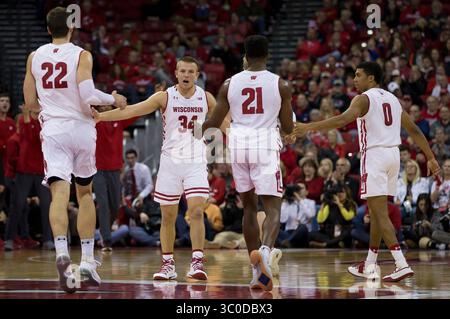 6 novembre 2018 : les Badgers du Wisconsin gardent Brad Davison #34 pendant le match de basket-ball NCAA entre les Coppin State Eagles et les Badgers du Wisconsin au Kohl Center de Madison, WISCONSIN. Le Wisconsin bat Coppin State 85-63. John Fisher/CSM(image de crédit : &copy ; John Fisher/CSM via ZUMA Wire) Banque D'Images