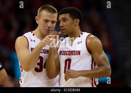 6 novembre 2018 : les Badgers du Wisconsin gardent Brad Davison #34 et les Badgers du Wisconsin gardent D'Mitrik Trice #0 pendant le match de basket-ball NCAA entre les Coppin State Eagles et les Wisconsin Badgers au Kohl Center de Madison, WISCONSIN. Le Wisconsin bat Coppin State 85-63. John Fisher/CSM(image de crédit : &copy ; John Fisher/CSM via ZUMA Wire) Banque D'Images