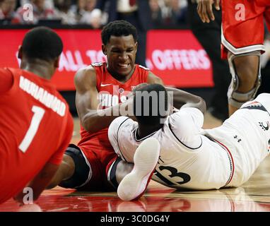 7 novembre 2018 - Cincinnati, OH, États-Unis - C.J. Jackson de l'Ohio State, se bat pour un ballon lâche avec Trevon Scott de Cincinnati (13) pendant la première mi-temps à Fifth Third Arena à Cincinnati le mercredi 7 novembre 2018. (Crédit image : © Adam Cairns/Columbus Dispatch/TNS via ZUMA Wire) Banque D'Images