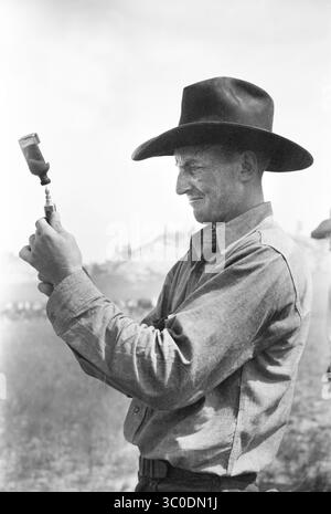21 août 2018 - Montana, États-Unis - seringue de remplissage de Cowboy avec sérum Blackleg, Quarter Circle U Ranch Roundup, Montana, États-Unis, Arthur Rothstein, Farm Security Administration, juin 1939 (crédit image : © JT Vintage/Glasshouse via ZUMA Wire) Banque D'Images