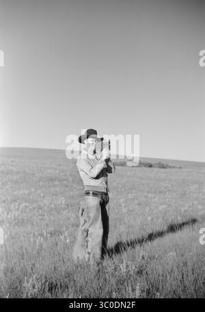 21 août 2018 - Montana, États-Unis - Cowboy avec caméra amateur, Quarter Circle U Roundup, Montana, États-Unis, Arthur Rothstein, Farm Security Administration, juin 1939 (crédit image : © JT Vintage/Glasshouse via ZUMA Wire) Banque D'Images