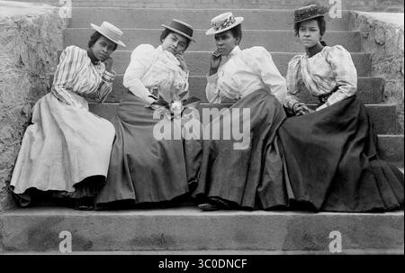 21 septembre 2018 - Atlanta, Géorgie, États-Unis - quatre femmes afro-américaines assises sur les marches de l'Université d'Atlanta, Atlanta, Géorgie, États-Unis, Thomas E. Askew, collection W.E.B. DuBois, 1900 (crédit image : © JT Vintage/Glasshouse via ZUMA Wire) Banque D'Images