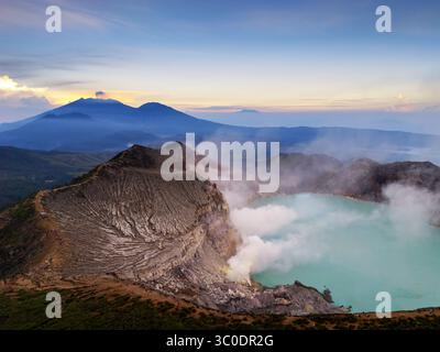 Vue aérienne par drone du cratère Ijen situé sur le mont Ijen, Banyuwangi, Java oriental, Indonésie Banque D'Images