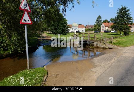 Joli village vert dans le village de Norfolk Banque D'Images