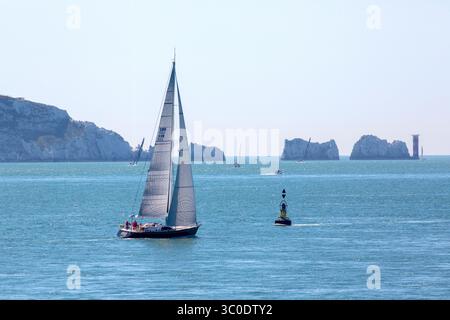 Yachts au départ de l'édition 2025 du Royal Ocean Racing Club Cowes to Dinard, St Malo Race Banque D'Images