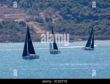 Yachts au départ de l'édition 2025 du Royal Ocean Racing Club Cowes to Dinard, St Malo Race Banque D'Images