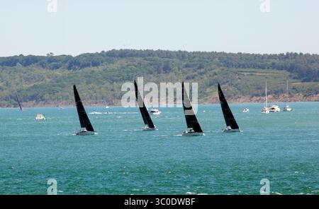 Yachts au départ de l'édition 2025 du Royal Ocean Racing Club Cowes to Dinard, St Malo Race Banque D'Images