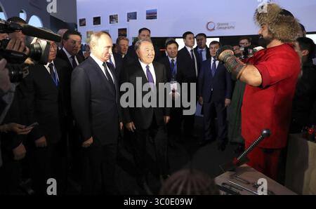 9 novembre 2018 - Petropavlovsk, Kazakhstan - le président russe Vladimir Poutine, à gauche, et le président kazakh Nursultan Nazarbayev, au centre, visitent une exposition sur les nouvelles approches et tendances dans le tourisme russe et kazakh exposition le 9 novembre 2018 à Petropavlovsk, Kazakhstan. (Crédit image : © Mikhael Klimentyev via ZUMA Wire) Banque D'Images