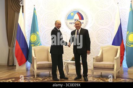 9 novembre 2018 - Petropavlovsk, Kazakhstan - le président russe Vladimir Poutine, à gauche, serre la main au président kazakh Nursultan Nazarbayev avant le début d'une réunion bilatérale le 9 novembre 2018 à Petropavlovsk, Kazakhstan. (Crédit image : © Mikhael Klimentyev via ZUMA Wire) Banque D'Images