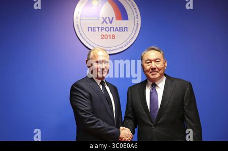 9 novembre 2018 - Petropavlovsk, Kazakhstan - le président russe Vladimir Poutine, à gauche, serre la main au président kazakh Nursultan Nazarbayev lors d'une visite à l'exposition nouvelles approches et tendances du tourisme russe et kazakh le 9 novembre 2018 à Petropavlovsk, Kazakhstan. (Crédit image : © Mikhael Klimentyev via ZUMA Wire) Banque D'Images