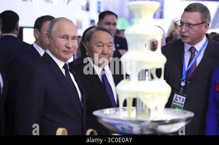 9 novembre 2018 - Petropavlovsk, Kazakhstan - le président russe Vladimir Poutine, à gauche, et le président kazakh Nursultan Nazarbayev, au centre, visitent une exposition sur les nouvelles approches et tendances dans le tourisme russe et kazakh exposition le 9 novembre 2018 à Petropavlovsk, Kazakhstan. (Crédit image : © Mikhael Klimentyev via ZUMA Wire) Banque D'Images