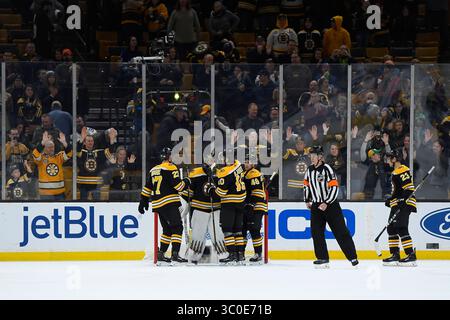 10 novembre 2018 : Jaroslav Halak (41 ans), gardien des Bruins de Boston, célèbre avec ses coéquipiers à la fin du match de la LNH entre les Maple Leafs de Toronto et les Bruins de Boston qui se tient au TD Garden, à Boston, Mass. Boston bat Toronto 5-1. Eric Canha/CSM(image de crédit : &copy ; Eric Canha/CSM via ZUMA Wire) Banque D'Images