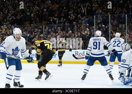 10 novembre 2018 : David Pastrnak (88 ans), l'aile droite des Bruins de Boston, réagit à son but lors du match de la LNH entre les Maple Leafs de Toronto et les Bruins de Boston qui s'est tenu au TD Garden, à Boston, Mass. Boston bat Toronto 5-1. Eric Canha/CSM(image de crédit : &copy ; Eric Canha/CSM via ZUMA Wire) Banque D'Images