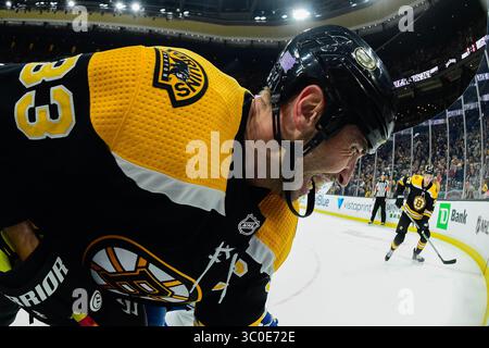 10 novembre 2018 : le défenseur des Bruins de Boston, Zdeno Chara (33 ans), joue la rondelle sur les planches pendant le match de la LNH entre les Maple Leafs de Toronto et les Bruins de Boston, qui se tient au TD Garden, à Boston, Mass. Boston bat Toronto 5-1. Eric Canha/CSM(image de crédit : &copy ; Eric Canha/CSM via ZUMA Wire) Banque D'Images