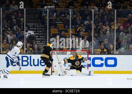 10 novembre 2018 : Jaroslav Halak (41 ans), gardien des Bruins de Boston, fait une épargne lors du match de la LNH entre les Maple Leafs de Toronto et les Bruins de Boston qui se tient au TD Garden, à Boston, Mass. Boston bat Toronto 5-1. Eric Canha/CSM(image de crédit : &copy ; Eric Canha/CSM via ZUMA Wire) Banque D'Images