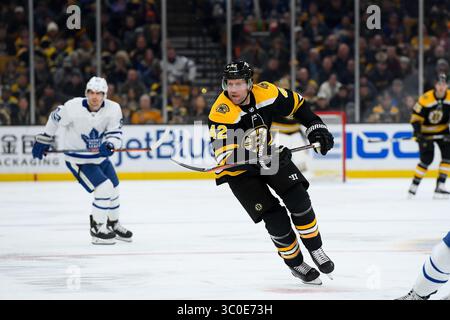10 novembre 2018 : David Backes (42), aile droite des Bruins de Boston, en action lors du match de la LNH opposant les Maple Leafs de Toronto aux Bruins de Boston, au TD Garden, à Boston, Mass. Boston bat Toronto 5-1. Eric Canha/CSM(image de crédit : &copy ; Eric Canha/CSM via ZUMA Wire) Banque D'Images