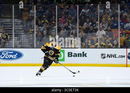 10 novembre 2018 : le défenseur des Bruins de Boston, Torey Krug (47 ans), en action lors du match de la LNH opposant les Maple Leafs de Toronto aux Bruins de Boston au TD Garden, à Boston, Mass. Boston bat Toronto 5-1. Eric Canha/CSM(image de crédit : &copy ; Eric Canha/CSM via ZUMA Wire) Banque D'Images