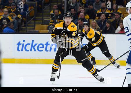 10 novembre 2018 : le centre des Bruins de Boston, Danton Heinen (43), travaille à rediriger le palet pendant le match de la LNH entre les Maple Leafs de Toronto et les Bruins de Boston qui se tient au TD Garden, à Boston, Mass. Boston bat Toronto 5-1. Eric Canha/CSM(image de crédit : &copy ; Eric Canha/CSM via ZUMA Wire) Banque D'Images