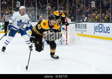 10 novembre 2018 : le centre des Bruins de Boston, Joakim Nordstrom (20 ans), poursuit la rondelle dans le coin lors du match de la LNH entre les Maple Leafs de Toronto et les Bruins de Boston qui se tient au TD Garden, à Boston, Mass. Boston bat Toronto 5-1. Eric Canha/CSM(image de crédit : &copy ; Eric Canha/CSM via ZUMA Wire) Banque D'Images