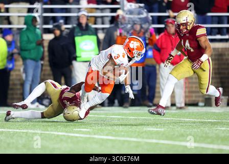 10 novembre 2018 ; Chestnut Hill, ma, États-Unis; le receveur des Clemson Tigers Wide Amari Rodgers (3) est attaqué lors du match de football NCAA entre les Clemson Tigers et les Boston College Eagles au stade Alumni. Clemson bat Boston College 27-7. Anthony Nesmith/CSM(image de crédit : &copy ; Anthony Nesmith/CSM via ZUMA Wire) Banque D'Images