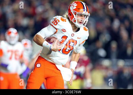 10 novembre 2018 ; Chestnut Hill, ma, États-Unis; le quarterback des Tigers de Clemson, Trevor Lawrence (16 ans), court avec le ballon pendant le match de football NCAA entre les Tigers de Clemson et les Eagles du Boston College au stade des Alumni. Clemson bat Boston College 27-7. Anthony Nesmith/CSM(image de crédit : &copy ; Anthony Nesmith/CSM via ZUMA Wire) Banque D'Images