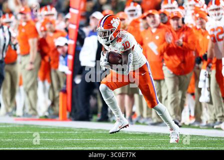 10 novembre 2018 ; Chestnut Hill, ma, États-Unis; le receveur des Clemson Tigers Wide Derion Kendrick (10 ans) en action lors du match de football NCAA entre les Clemson Tigers et les Boston College Eagles au stade Alumni. Clemson bat Boston College 27-7. Anthony Nesmith/CSM(image de crédit : &copy ; Anthony Nesmith/CSM via ZUMA Wire) Banque D'Images