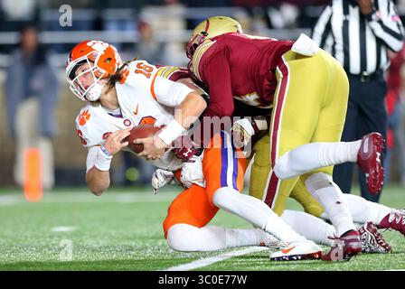 10 novembre 2018 ; Chestnut Hill, ma, États-Unis; le quarterback des Clemson Tigers Trevor Lawrence (16 ans) est attaqué lors du match de football NCAA entre les Clemson Tigers et les Boston College Eagles au stade Alumni. Clemson bat Boston College 27-7. Anthony Nesmith/CSM(image de crédit : &copy ; Anthony Nesmith/CSM via ZUMA Wire) Banque D'Images