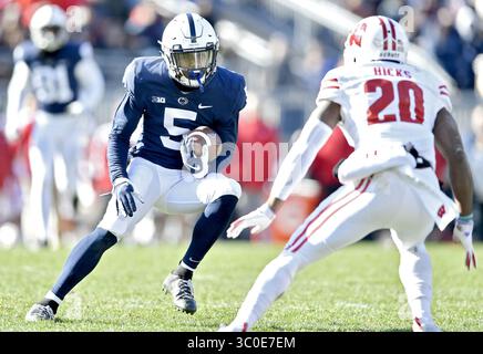 10 novembre 2018 - University Park, PA, États-Unis - le récepteur Jahan Dotson (5) de Penn State Wide tente de couper autour de Faion Hicks (20) du Wisconsin le samedi 10 novembre 2018, au Beaver Stadium à University Park, Pa. Penn State a gagné, 22-10. (Crédit image : © Abby Drey/Centre Daily Times/TNS via ZUMA Wire) Banque D'Images