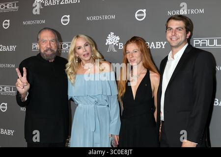 10 novembre 2018 - Culver City, CA, USA - LOS ANGELES - 10 nov : John Paul DeJoria, Eloise Broady DeJoria, invité, John Anthony DeJoria au Gala Baby2Baby 2018 aux 3Labs le 10 novembre 2018 à Culver City, CA (crédit image : © Kathy Hutchins via ZUMA Wire) Banque D'Images