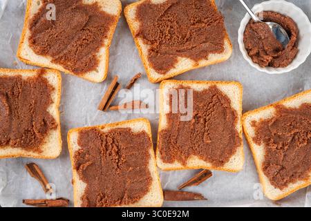 Petit déjeuner sucré toasts à la cannelle, sucre beurré toast à la cannelle avec fraise fraîche et myrtille. Recette de pain grillé dessert Creme Brulee pour le petit déjeuner d'été Banque D'Images
