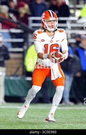 10 novembre 2018 ; Chestnut Hill, ma, États-Unis; le quarterback des Clemson Tigers Trevor Lawrence (16 ans) en action lors du match de football NCAA entre les Clemson Tigers et les Boston College Eagles au stade Alumni. Clemson bat Boston College 27-7. Anthony Nesmith/CSM(image de crédit : &copy ; Anthony Nesmith/CSM via ZUMA Wire) Banque D'Images