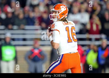 10 novembre 2018 ; Chestnut Hill, ma, États-Unis; le quarterback des Tigers de Clemson, Trevor Lawrence (16 ans), se prépare à lancer pendant le match de football de la NCAA entre les Tigers de Clemson et les Eagles du Boston College au stade Alumni. Clemson bat Boston College 27-7. Anthony Nesmith/CSM(image de crédit : &copy ; Anthony Nesmith/CSM via ZUMA Wire) Banque D'Images
