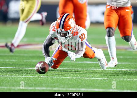 10 novembre 2018 ; Chestnut Hill, ma, États-Unis; Derion Kendrick (10 ans), receveur des Clemson Tigers Wide, récupère son fumble lors du match de football NCAA entre les Clemson Tigers et les Boston College Eagles au stade Alumni. Clemson bat Boston College 27-7. Anthony Nesmith/CSM(image de crédit : &copy ; Anthony Nesmith/CSM via ZUMA Wire) Banque D'Images