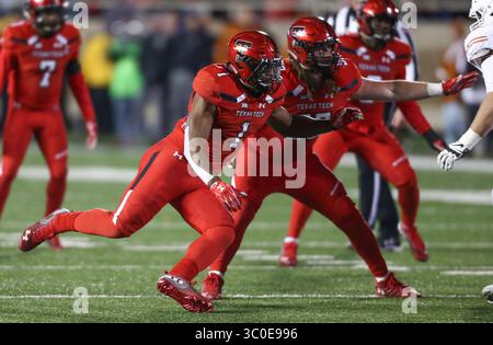 10 novembre 2018 : le linebacker du Texas Tech Jordyn Brooks (1) se précipite sur le quarterback pendant le match entre l'Université du Texas et Texas Tech au Jones AT&T Stadium à Lubbock, Texas. Tom Sooter/CSM.(image de crédit : &copy ; Tom Sooter/CSM via ZUMA Wire) Banque D'Images
