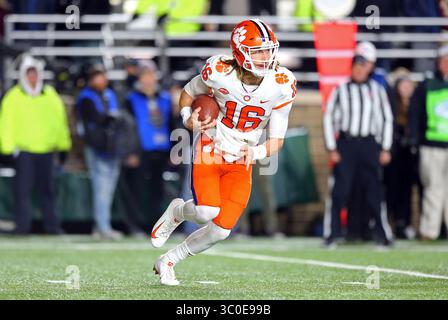 10 novembre 2018 ; Chestnut Hill, ma, États-Unis; le quarterback des Clemson Tigers Trevor Lawrence (16 ans) se bouscule pendant le match de football NCAA entre les Clemson Tigers et les Boston College Eagles au stade Alumni. Clemson bat Boston College 27-7. Anthony Nesmith/CSM(image de crédit : &copy ; Anthony Nesmith/CSM via ZUMA Wire) Banque D'Images
