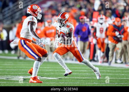 10 novembre 2018 ; Chestnut Hill, ma, États-Unis; Derion Kendrick (10 ans), receveur des Clemson Tigers Wide, court avec le ballon lors du match de football NCAA entre les Clemson Tigers et les Boston College Eagles au stade Alumni. Clemson bat Boston College 27-7. Anthony Nesmith/CSM(image de crédit : &copy ; Anthony Nesmith/CSM via ZUMA Wire) Banque D'Images