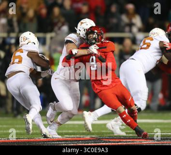 10 novembre 2018 : Tony Jones (9 ans), linebacker du Texas Tech, est bloqué pendant le match entre l'Université du Texas et Texas Tech au Jones AT&T Stadium de Lubbock, Texas. Tom Sooter/CSM.(image de crédit : &copy ; Tom Sooter/CSM via ZUMA Wire) Banque D'Images