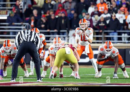 10 novembre 2018 ; Chestnut Hill, ma, États-Unis; le quarterback des Clemson Tigers Trevor Lawrence (16 ans) en action lors du match de football NCAA entre les Clemson Tigers et les Boston College Eagles au stade Alumni. Clemson bat Boston College 27-7. Anthony Nesmith/CSM(image de crédit : &copy ; Anthony Nesmith/CSM via ZUMA Wire) Banque D'Images