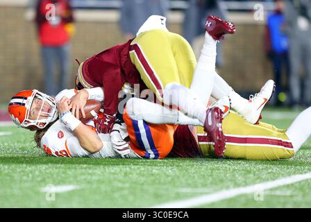 10 novembre 2018 ; Chestnut Hill, ma, États-Unis; le quarterback des Clemson Tigers Trevor Lawrence (16 ans) est limogé lors du match de football NCAA entre les Clemson Tigers et les Boston College Eagles au stade Alumni. Clemson bat Boston College 27-7. Anthony Nesmith/CSM(image de crédit : &copy ; Anthony Nesmith/CSM via ZUMA Wire) Banque D'Images