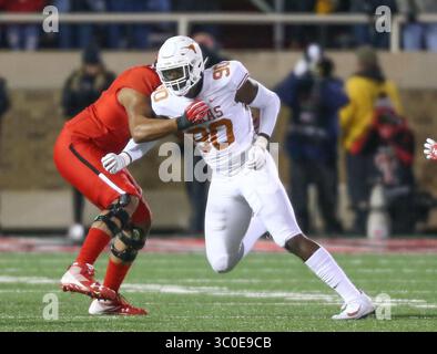 10 novembre 2018 : Charles Omenihu (90 ans), joueur de ligne défensif du Texas, évite le blocage d'un joueur de ligne Texas Tech pendant le match entre l'Université du Texas et Texas Tech au Jones AT&T Stadium à Lubbock, Texas. Tom Sooter/CSM.(image de crédit : &copy ; Tom Sooter/CSM via ZUMA Wire) Banque D'Images