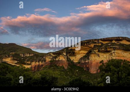 Coucher de soleil sur les falaises de grès dorées Clarence du Golden Gate Highlands National Park en Afrique du Sud. Banque D'Images
