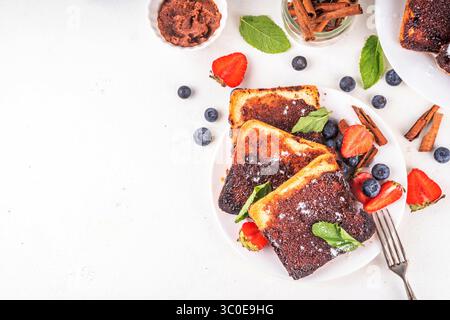 Petit déjeuner sucré toasts à la cannelle, sucre beurré toast à la cannelle avec fraise fraîche et myrtille. Recette de pain grillé dessert Creme Brulee pour le petit déjeuner d'été Banque D'Images