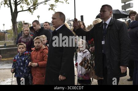 11 novembre 2018 - Paris, France - le président russe Vladimir Poutine dépose des fleurs sur le Monument aux officiers et soldats du corps expéditionnaire russe qui ont combattu en France pendant la première Guerre mondiale lors de la commémoration du centenaire du jour de l'Armistice marquant la fin de la première Guerre mondiale le 11 novembre 2018 à Paris, France. (Crédit image : © Kremlin Pool via ZUMA Wire) Banque D'Images