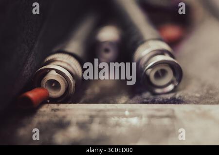 Câbles coaxiaux avec prises, vue rapprochée, technologie des dispositifs d'antenne. Banque D'Images