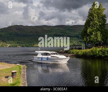 Croiseur à cabine sur le Loch Ness arrivant à Fort Augustus, Highland, Écosse Banque D'Images