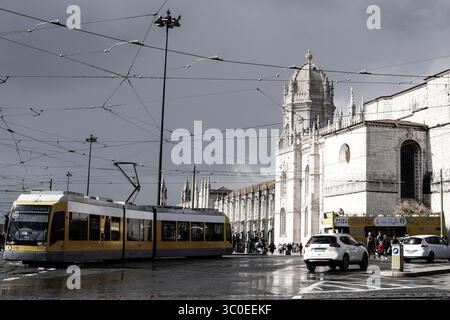 30 octobre 2018 - Lisbonne, Portugal - le monastère de JerÃ³nimos, le monastère des Hiéronymites ou Mosteiro dos JerÃ³nimos, est un ancien monastère de l'ordre de Saint Jérôme près du Tage dans la paroisse de BelÃ©m, dans la municipalité de Lisbonne. Elle a été sécularisée en 1833 par décret de l'État. Un exemple important de l'architecture gothique tardif portugais de style manuélin à Lisbonne, il a été classé site du patrimoine mondial de l'UNESCO. (Crédit image : © Nir Alon/ZUMA Wire) Banque D'Images