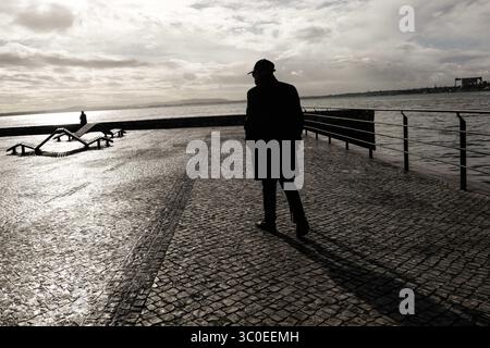 30 octobre 2018 - Lisbonne, Portugal - Un homme marche le long du Tage ou du Tejo dans le district de Belem. (Crédit image : © Nir Alon/ZUMA Wire) Banque D'Images